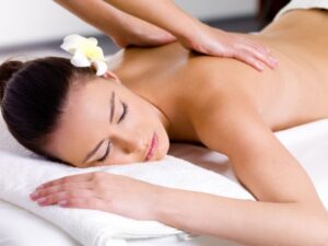 Gönnen Sie sich eine Massage nach einem anstrengen Tag in unserem Massageraum